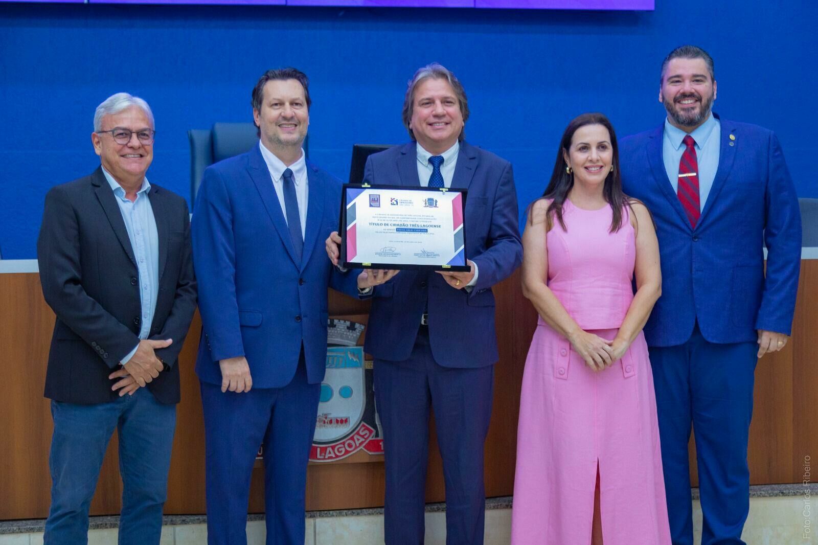 Imagem de compartilhamento para o artigo Reconhecido pelo trabalho feito no município, Caravina recebe título de Cidadão Três-Lagoense  da MS Todo dia